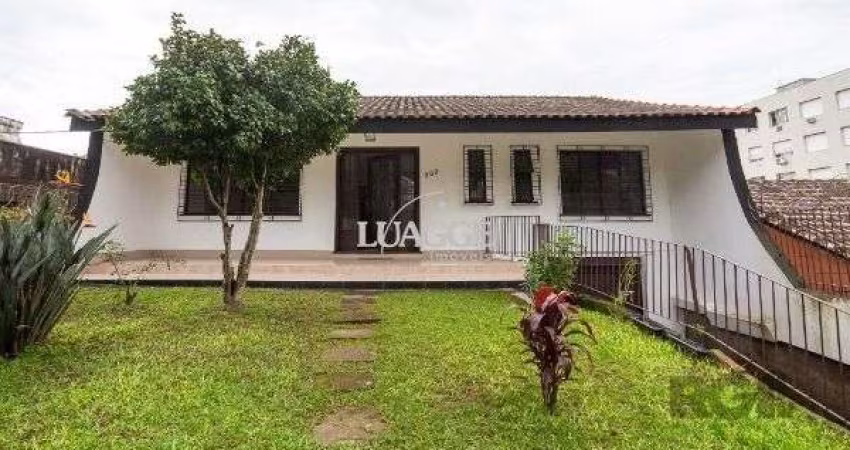 Casa em Porto Alegre, no bairro Medianeira, com 5 dormitório(s), e 5 banheiros, à venda.