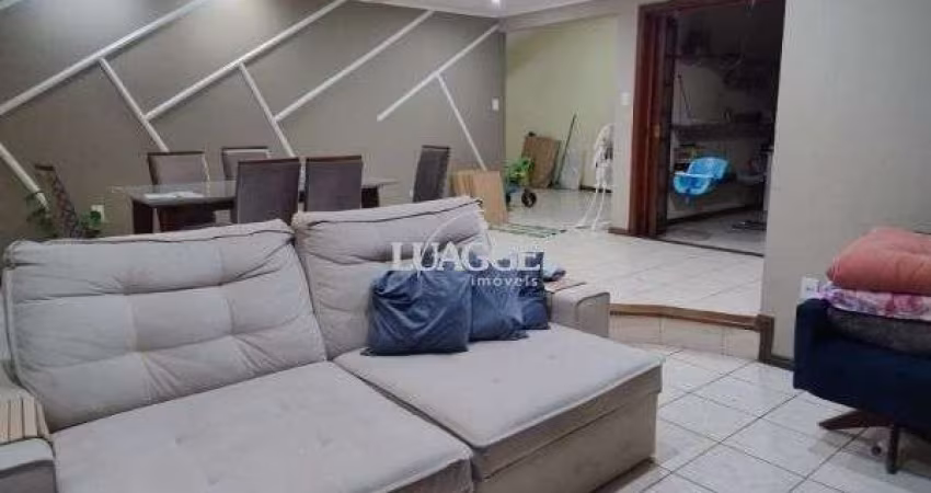 Casa em Porto Alegre, no bairro Vila Nova, com 4 dormitório(s), e 4 banheiros, à venda.