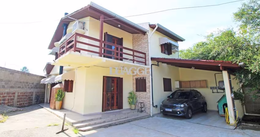 Duas casas em meio a muita natureza