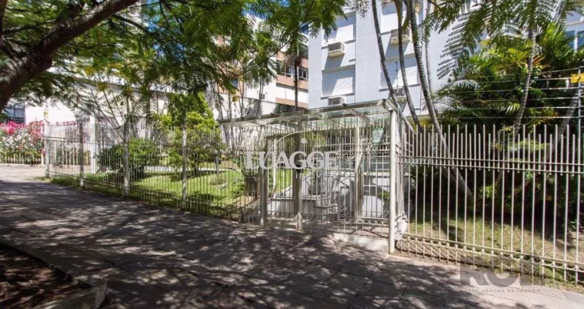 Apartamento no Petrópolis de 2 dormitórios dependência e vaga desocupado