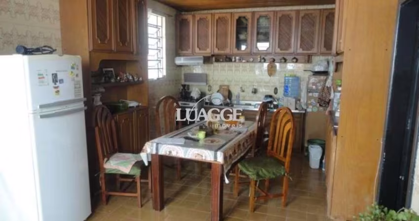 Casa para Venda - 250m², 4 dormitórios, sendo 1 suites, 2 vagas - Petrópolis