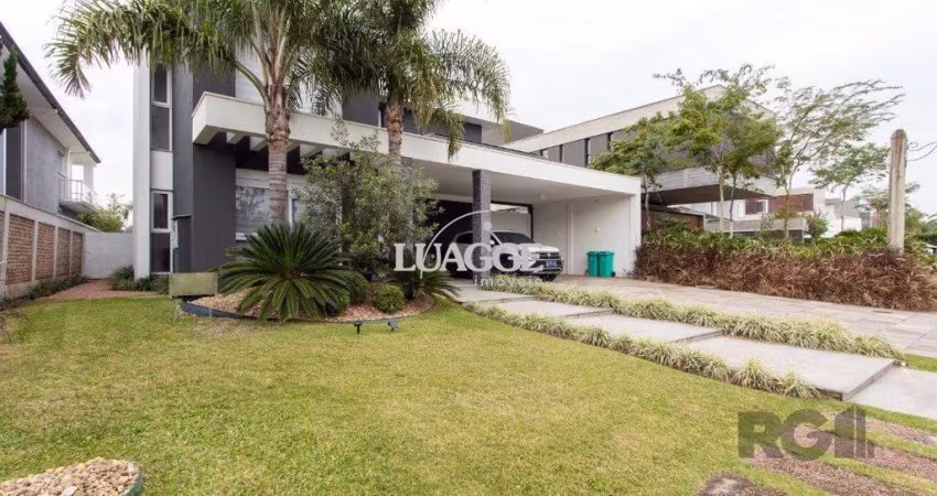 casa com  3 suítes no piso superior, mais 1 suíte no primeiro pavimento.