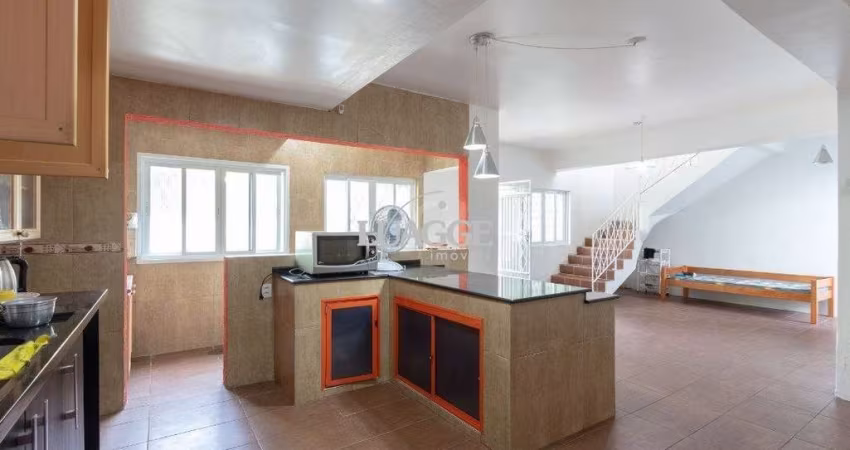Casa para Venda - 250m², 3 dormitórios, sendo 2 suites, 2 vagas - Teresópolis