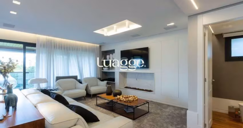 Apartamento mobiliado, com cerca de 256,42m² privativos e com 3 suítes,