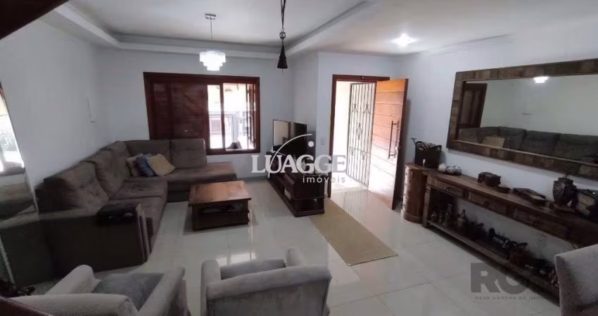 Sobrado 3 suites, pátio com piscina, 3 vagas cobertas - Bairro Tristeza