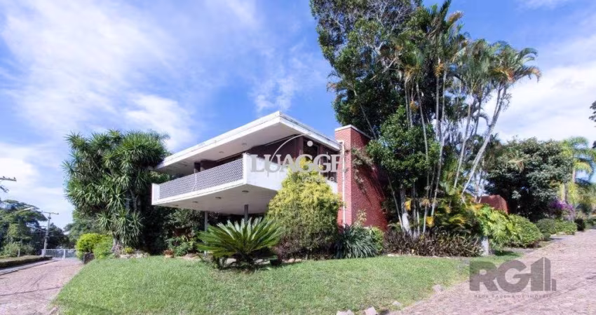 Casa com 724 m² privativos, 4 dormitórios sendo 4 suítes, 6 vagas sendo 3 cobertas