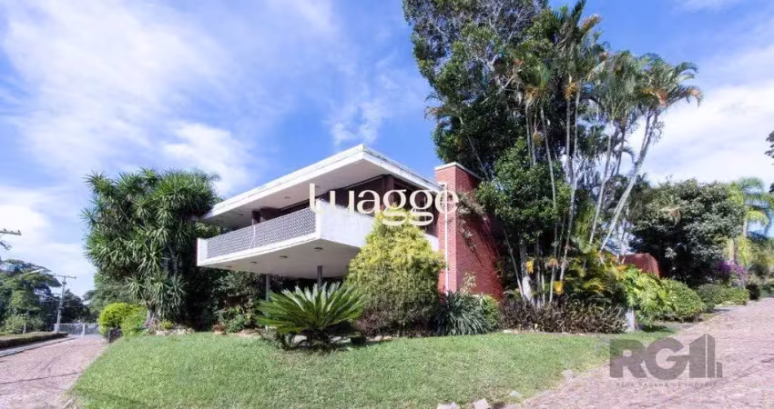 Casa com 724 m² privativos, 4 dormitórios sendo 4 suítes, 6 vagas sendo 3 cobertas