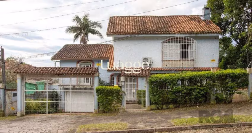 Casa no bairro cristal, possui 4 dormitórios, sendo 1suíte, closet e banheira de hidromassagem, com possibilidade de um podendo 1 dormitórios extra.