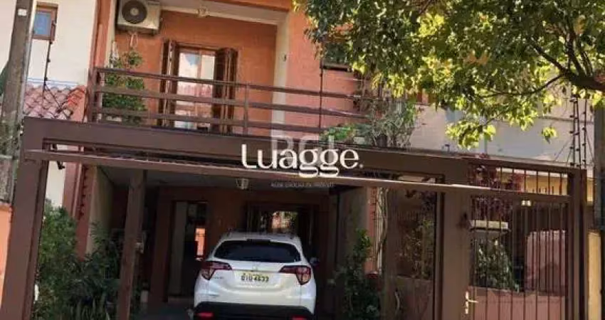 Casa residencial de 3 dormitórios sendo um uma suíte localizada no bairro guarujá.