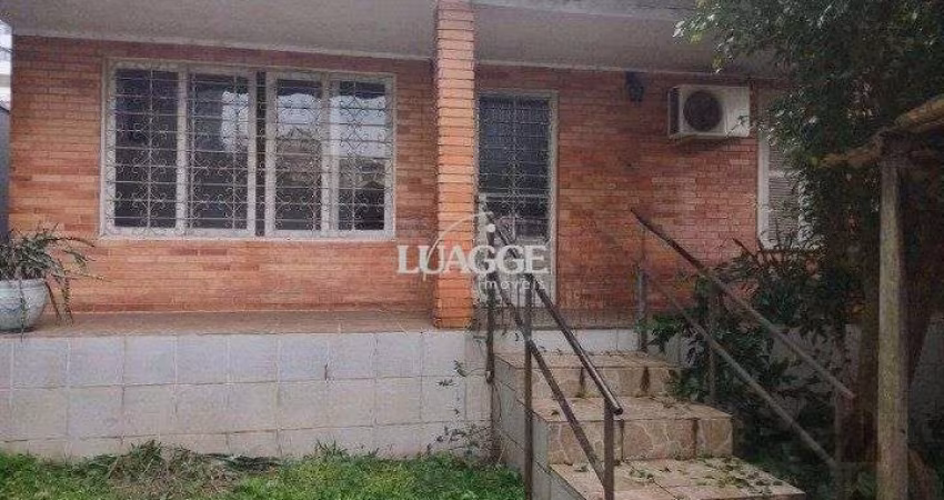 Casa de 2 quartos, com edícula, próximo a Av. Wenceslau Escobar