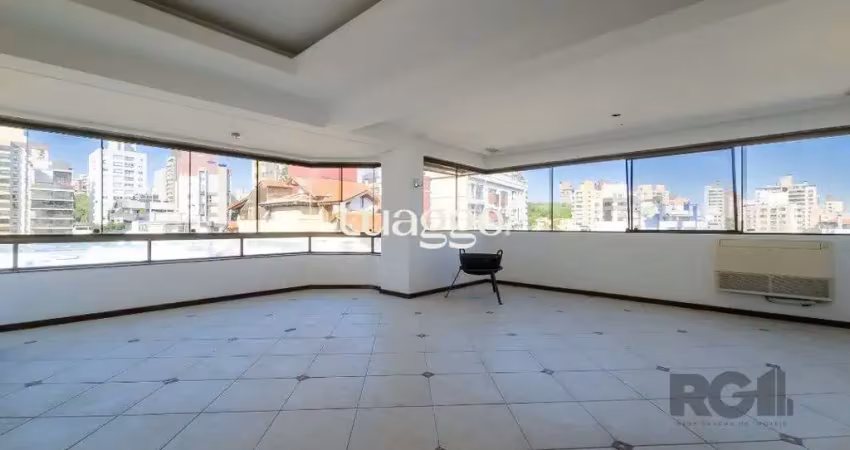 Cobertura com 222m² privativos, 3 quartos, 1 suite, lareira, piscina, 2 vagas no bairro rio branco