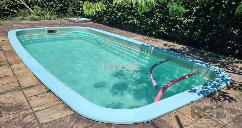 Casa de 3 dormitórios com piscina no Bairro Cristal.