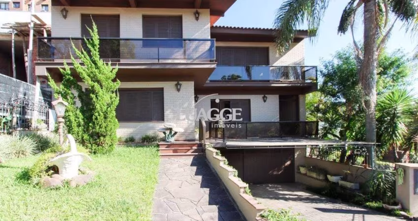 Casa a venda com 03 dormitórios, living 03 ambientes com vista para o Rio.