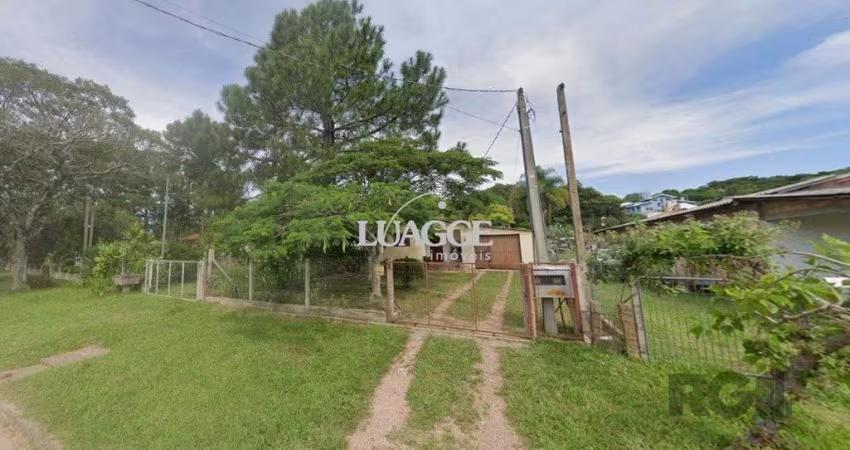 Dois quartos, 01 banheiro, 01 sala de star, 01 sala de jantar, cozinha, 01 garagem para três carros com churrasqueira.