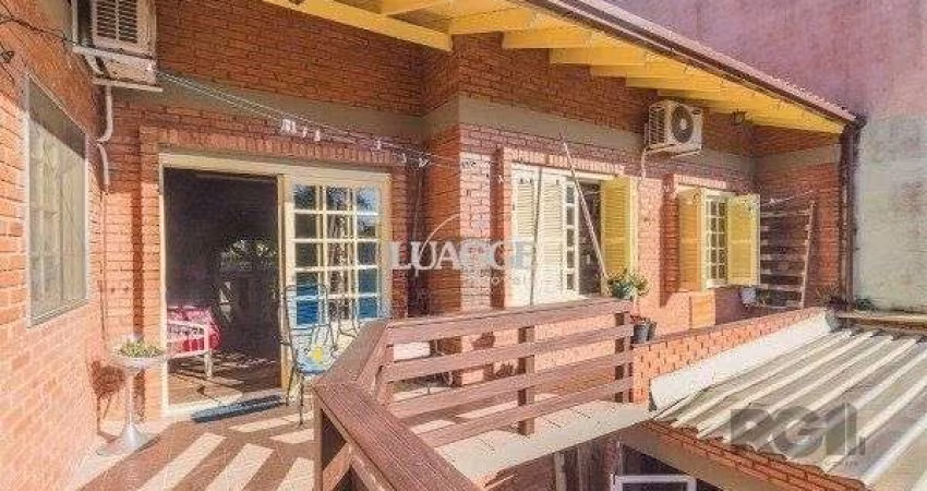 Casa sobrado na Lomba do Pinheiro com 4 dormitórios e 2 vagas