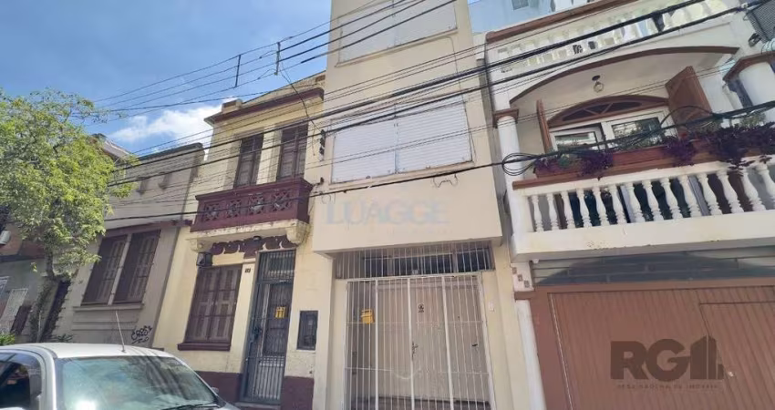 CASA COM 4 DORMITÓRIOS E PÁTIO COM CHURRASQUEIRA NO CENTRO HISTÓRICO