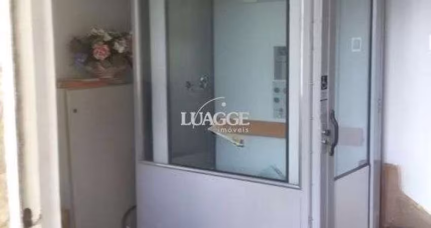 Casa com potencial residencial ou comercial, localizada em frente à Avenida Cristóvão Colombo.
