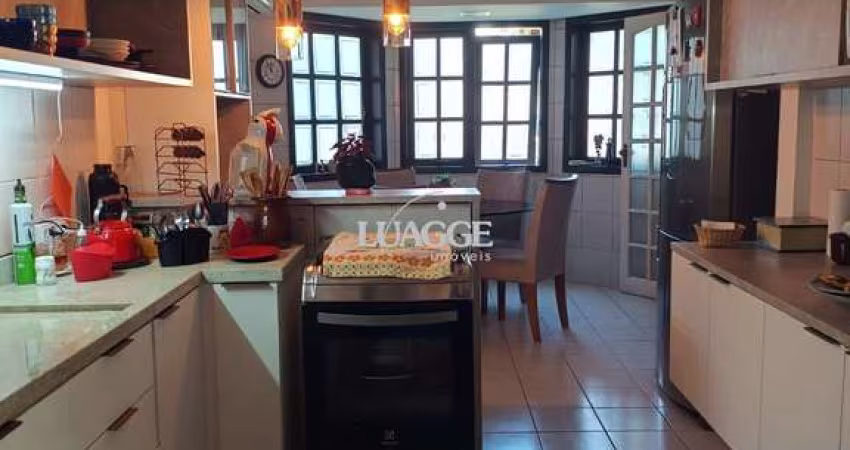 CASA COM PISCINA NA TRISTEZA