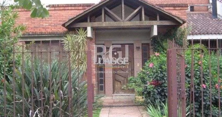 Casa para Venda - 260m², 3 dormitórios, sendo 1 suites, 7 vagas - Nonoai