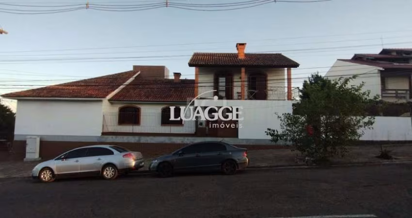 Casa de 4 dormitórios no bairro Parque Santa Fé