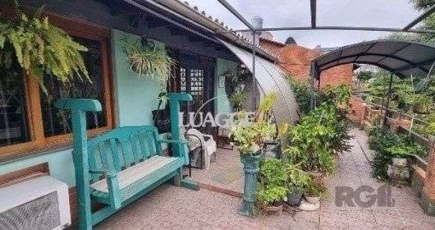 Vende-se ampla casa 6 quartos, 2 suítes, 5 vagas de garagem, churrasqueira e duas entradas individuais - 360m² - Chácara das Pedras