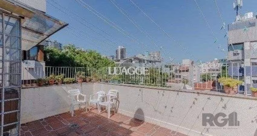 Vende-se excelente cobertura 2 quartos com suíte, 3 vagas de garagem com 156m² no Petrópolis