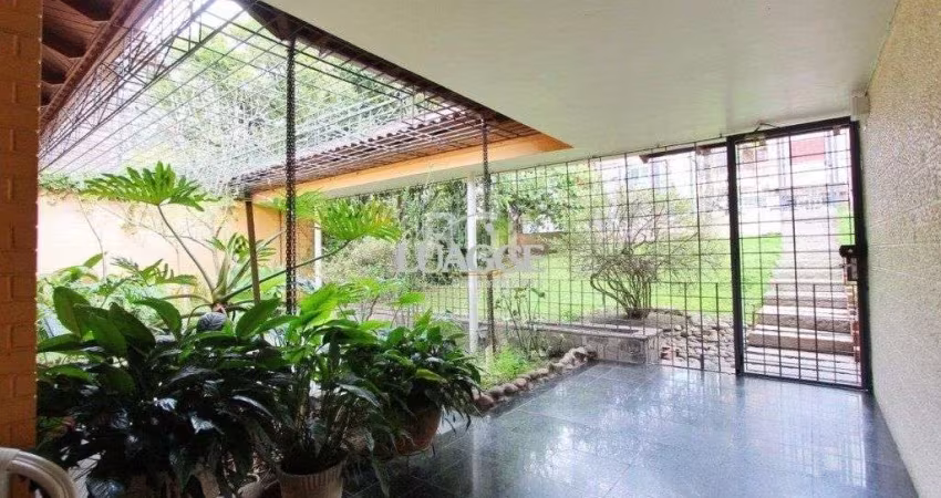 Casa para Venda - 250m², 3 dormitórios, 1 vaga - Teresópolis