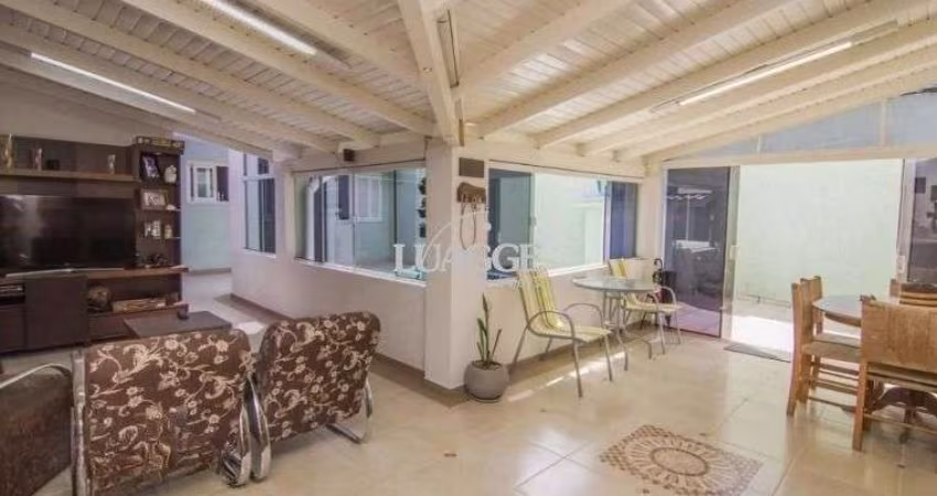 Casa com piscina e 4 suítes no Bairro Vila Ipiranga
