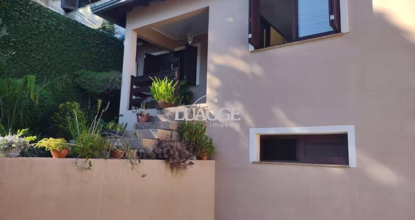 Casa com 4 quartos, suíte, piscina, lareira, churrasqueira em um terreno de 616m².