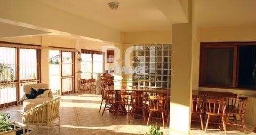 Casa para Venda - 485m², 3 dormitórios, sendo 1 suites, 4 vagas - Teresópolis