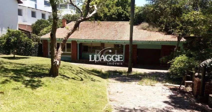 Casa para Venda - 244m², 2 dormitórios, 4 vagas - Teresópolis