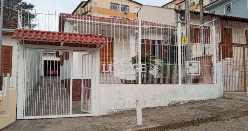 Casa para Venda - 95m², 2 dormitórios, 3 vagas - Teresópolis