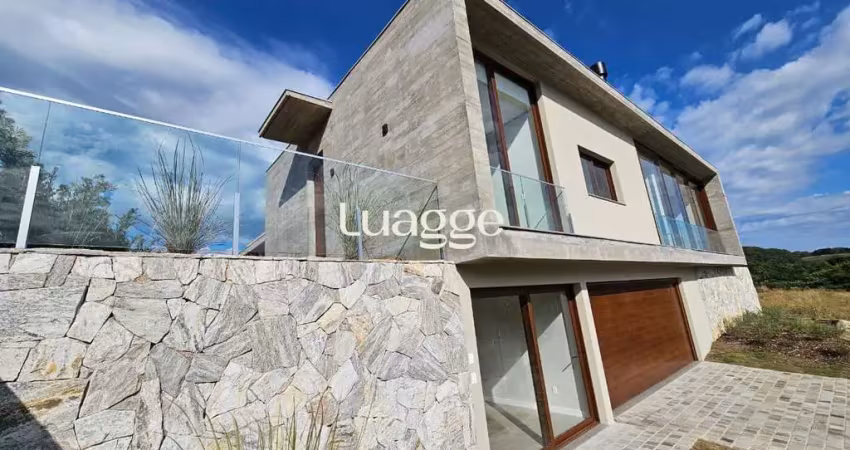 Casa de condomínio, 3 dormitórios, 3 suítes, 2 vagas de garagem.