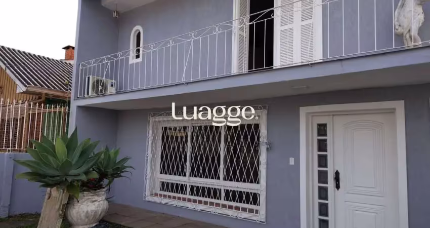 Casa de alvenaria, com 3 quartos, 1 suíte e 3 vagas de garagem.
