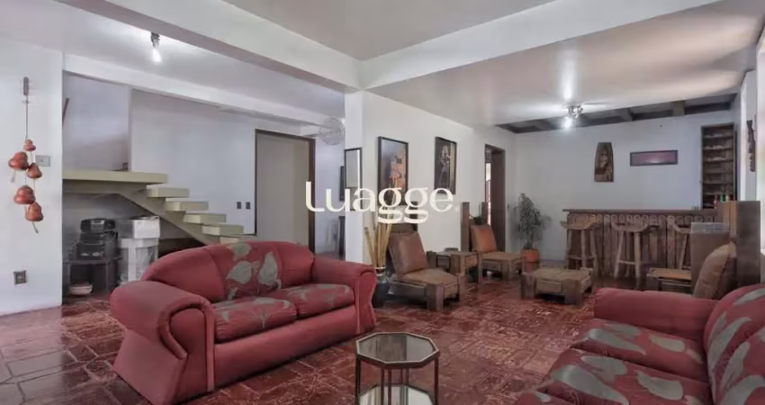 Casa com 300m², localizada na zona sul de porto alegre, com lareira, piscina e 3 vagas de garagem cobertas.