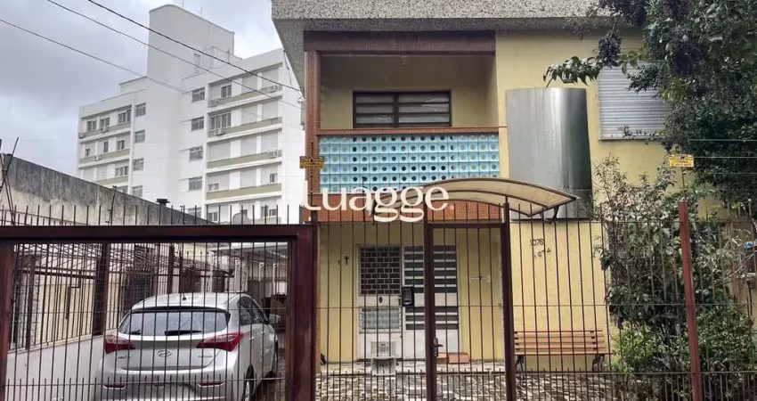 Terreno amplo com 690m², com duas casas construídas para moradia ou investyirdores!!