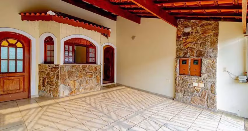 Sobrado no atibaia jardim  - 4 quartos, sendo 2 com sacada e 1 suite com closet e banheiro de hidromassagem,  2 salas, cozinha com despensa,  copa, lavanderia,  3 banheiros, garagem 2 carros e edicula