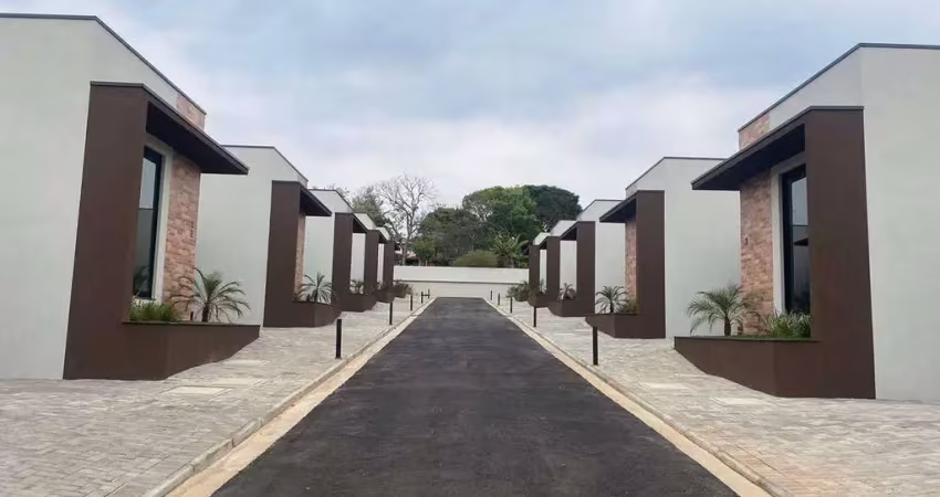 Casas térreas em condomínio fechado, isoladas, vista para a pedra grande, entre a vila giglio e vila petropolis.