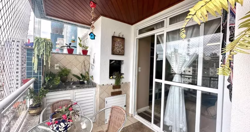 Apartamento com 135m² de 3 dormitórios com 1 suíte, dependência de empregada com banheiro e 1 vaga de garagem