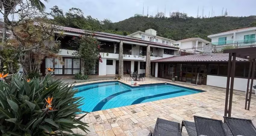 Casa ampla no bairro trindade com 6 dormitórios, piscina e churrasqueira