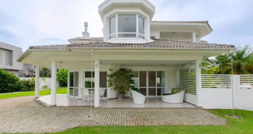 Casa à venda com 343m² construídos de 4 suítes no village club na sc 401