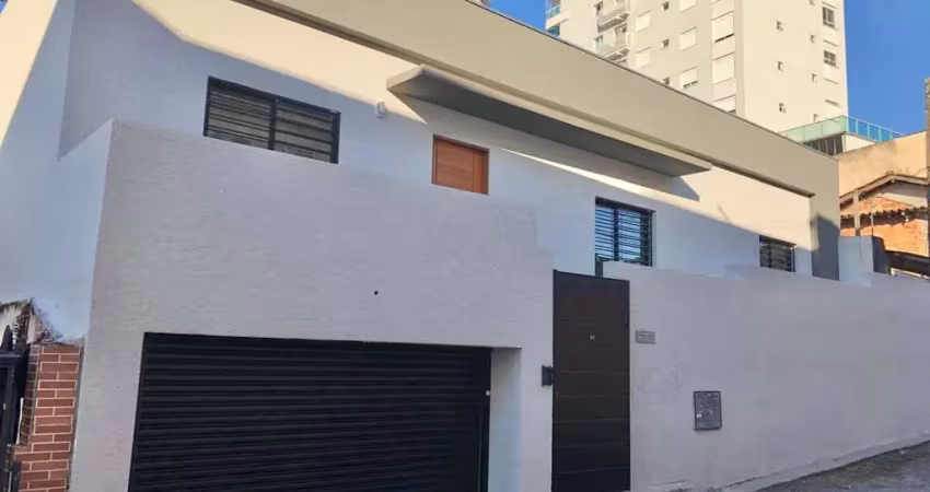 Casa a venda na agronômica – 2 dormitórios (1 suíte), jacuzzi e garagem