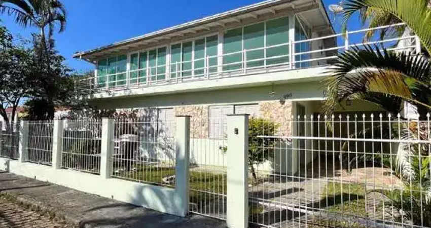 Casa ampla no centro de palhoça – versatilidade e localização em um só lugar!