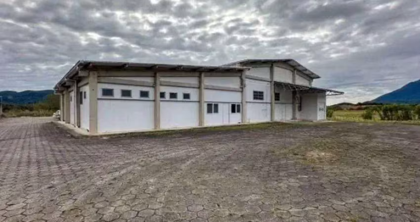 Amplo galpão para aluguel  ( com 1.630m²) – ideal para operações comerciais ou industriais
