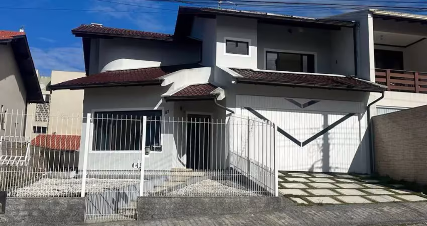 Casa ampla com 2 suítes, piscina e área de lazer completa no bairro flor de nápoles!