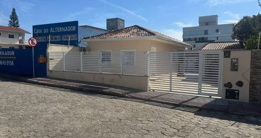 Aluguel | casa 2 dormitórios completamente mobiliada em localização privilegiada no flor de nápoles!