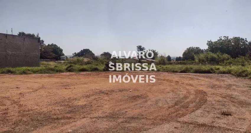 Terreno está localizado em bairro dotado de toda infraestrutura urbana municipal com pavimentação definitiva, água encanada, esgoto, águas pluviais, l