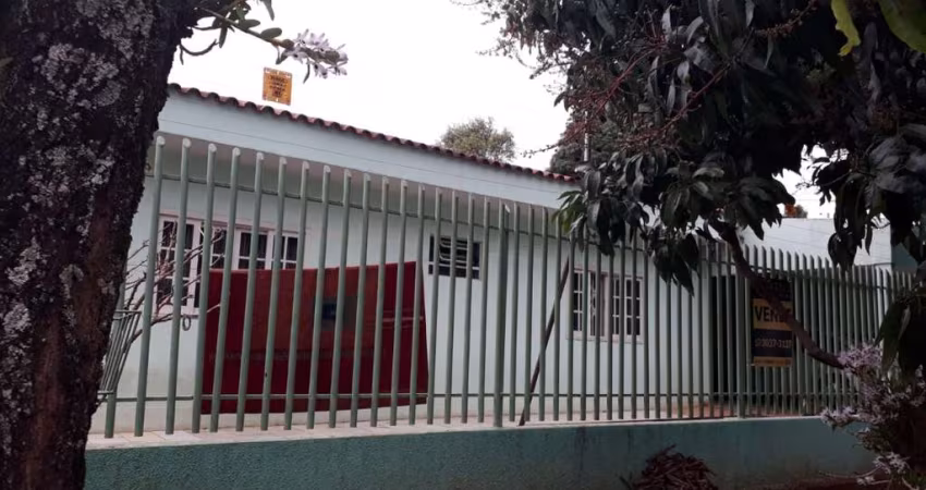 Casa para Venda em Cascavel, Centro, 4 dormitórios, 1 suíte, 1 banheiro, 2 vagas