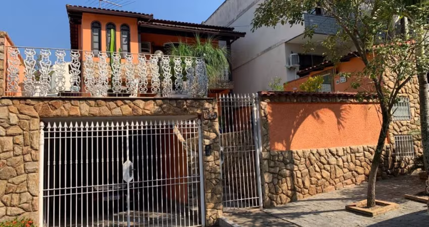 Venha se encantar com essa incrível casa de 4 quartos, sendo uma suíte no térreo