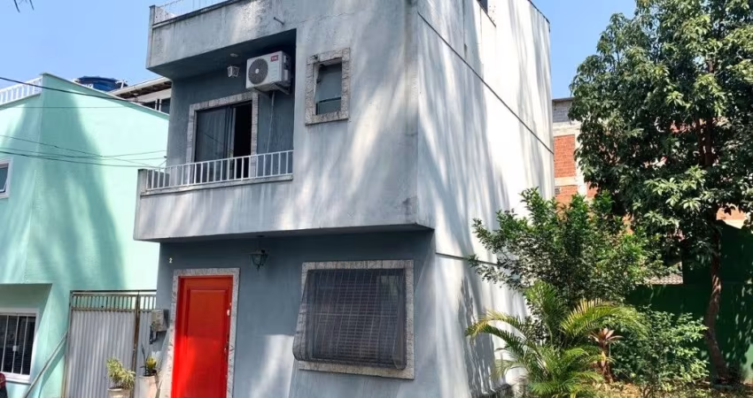 Casa Duplex, com terraço, em condomínio fechado, na Taquara.